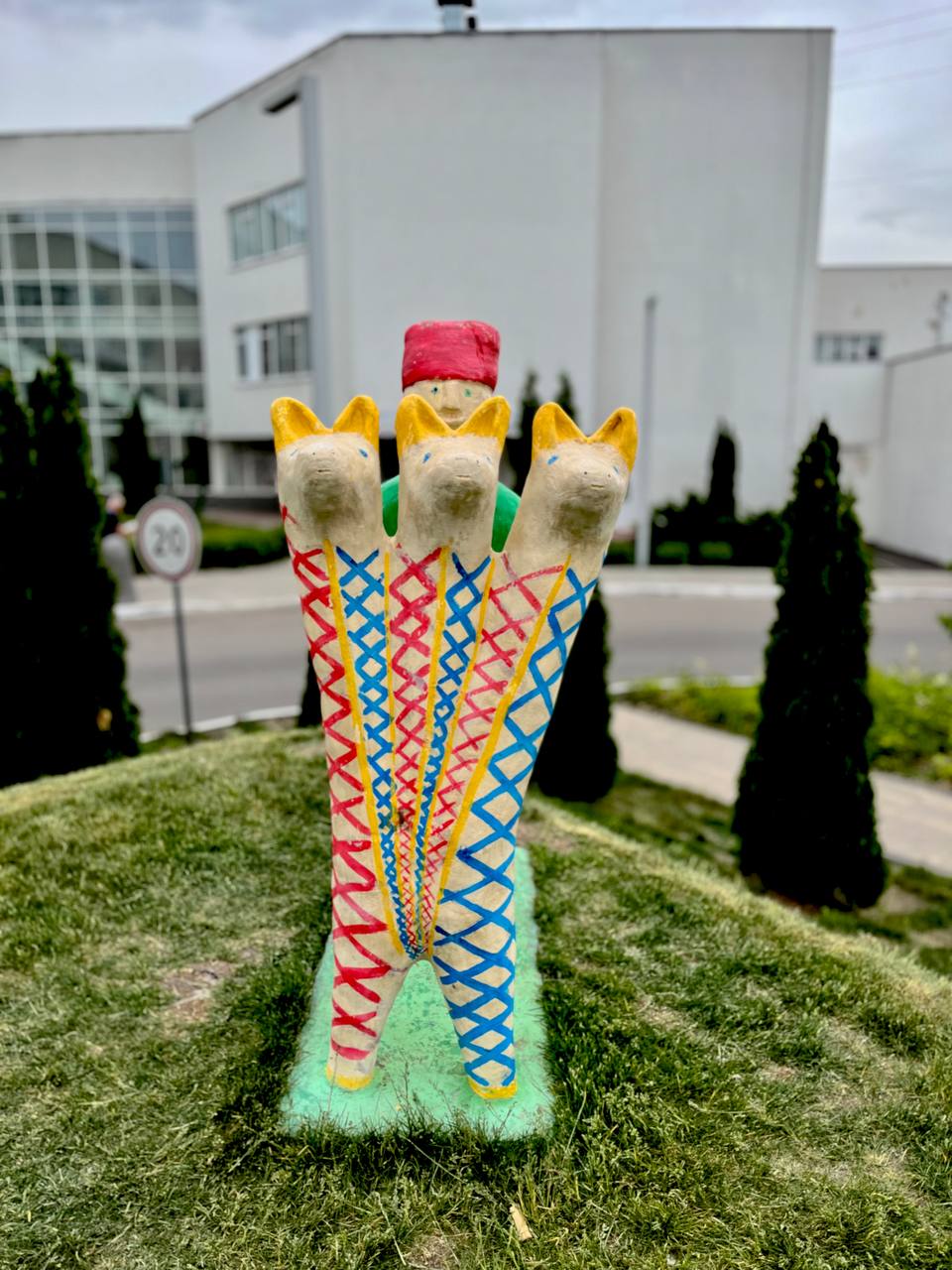 Игрушка с тремя головами