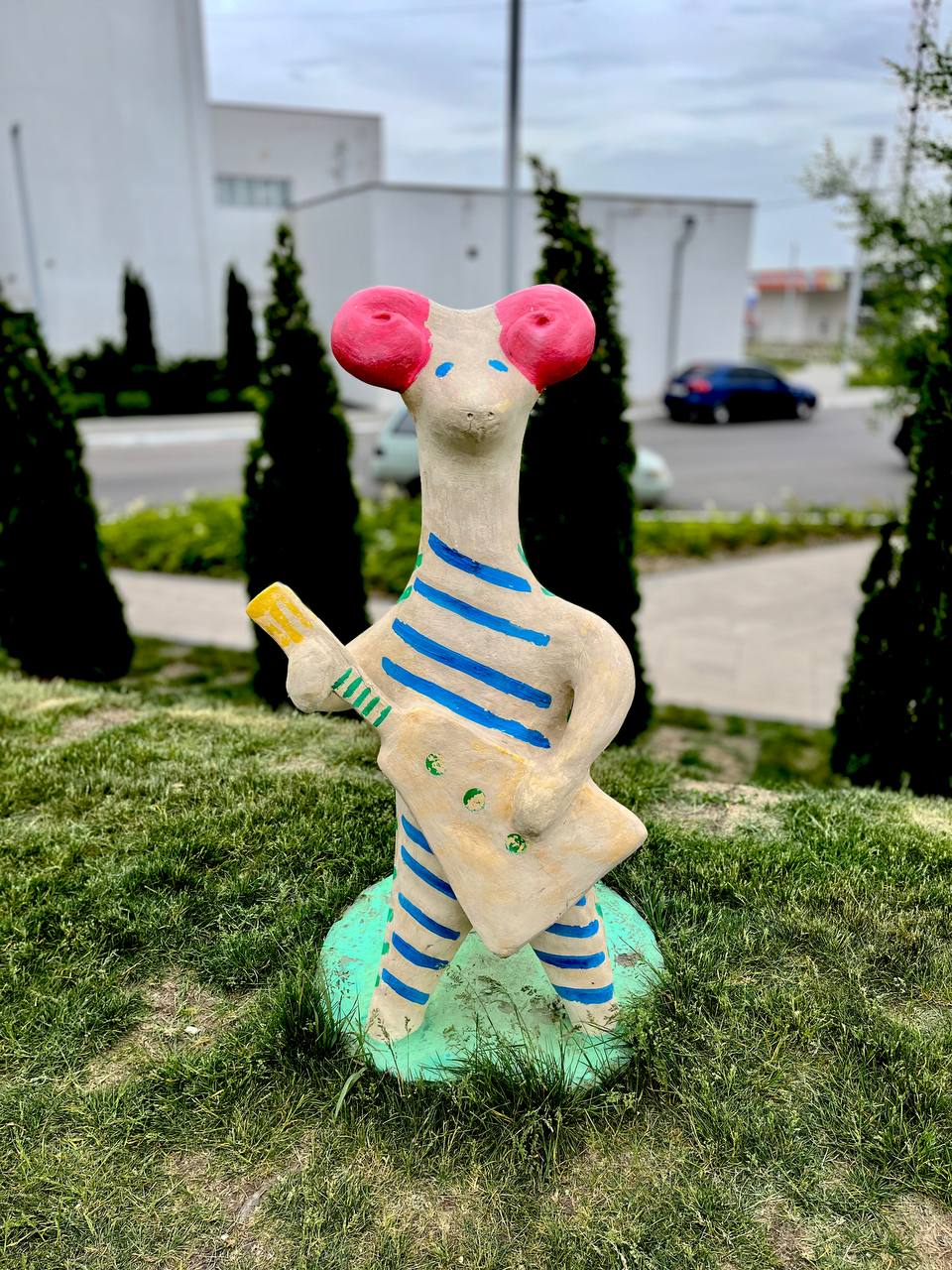 Игрушка с гитарой